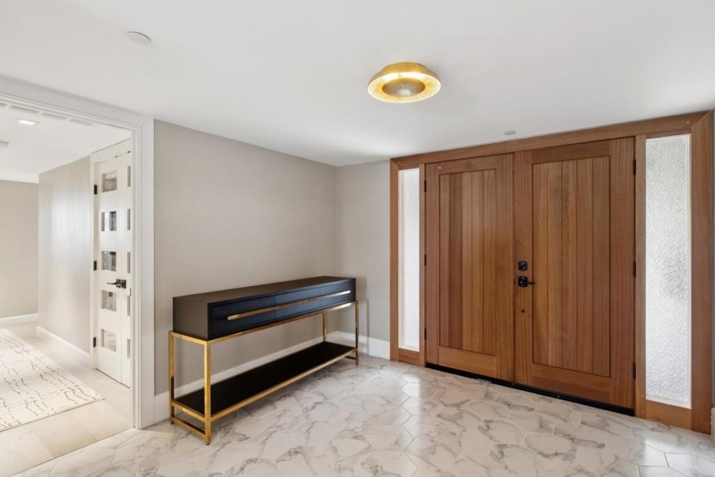 1818 Loyola Drive - Photo 3