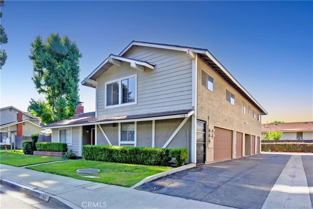 254 W Grove Street - Photo 0