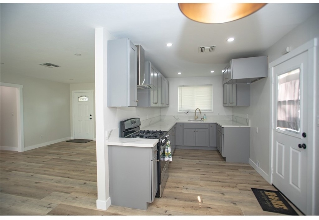 496 W 48th - Photo 5