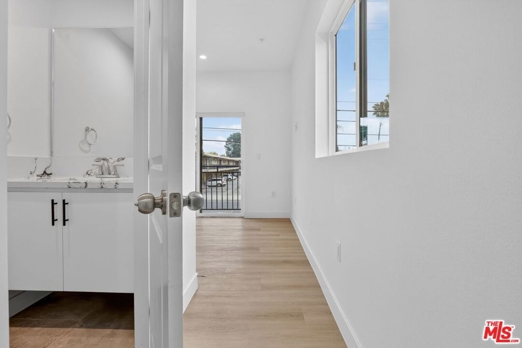 11446 Oxnard Street - Photo 17