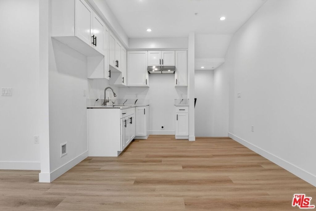 11446 Oxnard Street - Photo 3