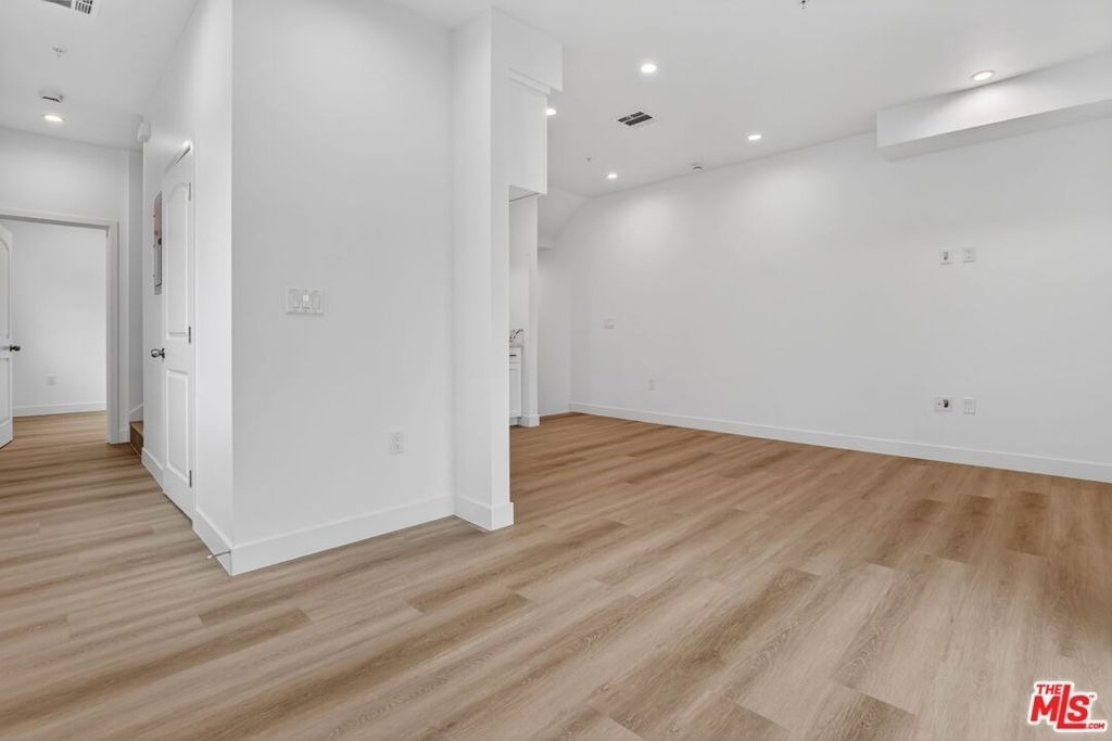 11446 Oxnard Street - Photo 14
