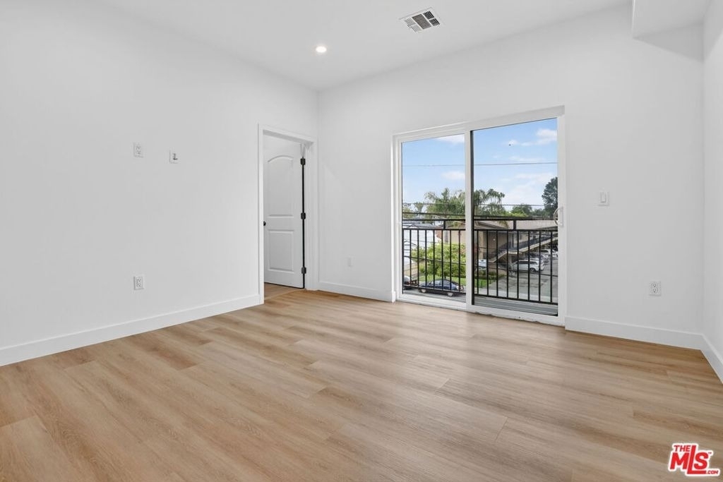 11446 Oxnard Street - Photo 32
