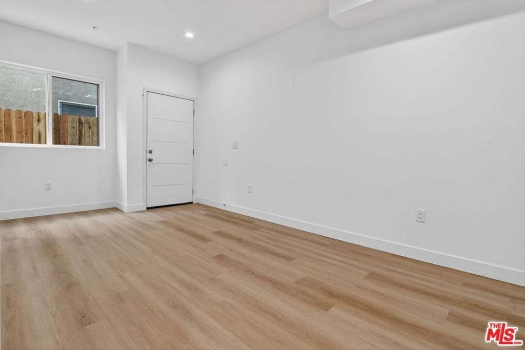 11446 Oxnard Street - Photo 16