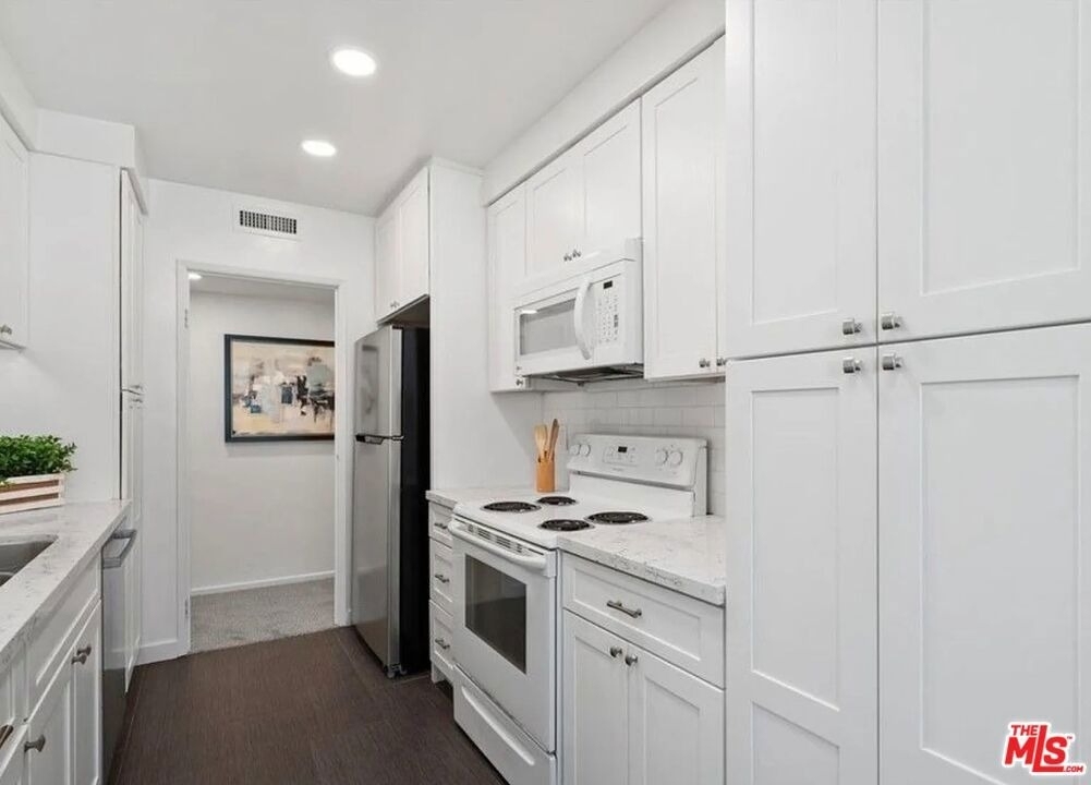 540 Kelton Avenue - Photo 5