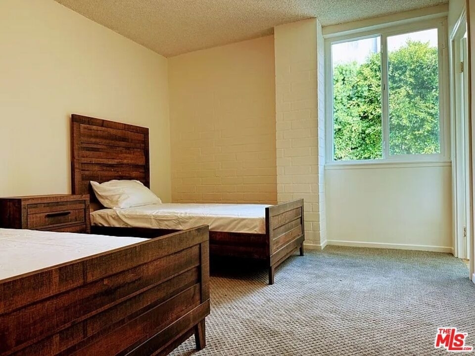 540 Kelton Avenue - Photo 9