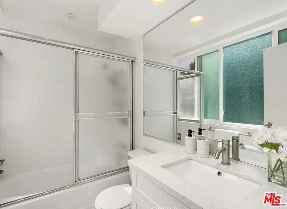 540 Kelton Avenue - Photo 11