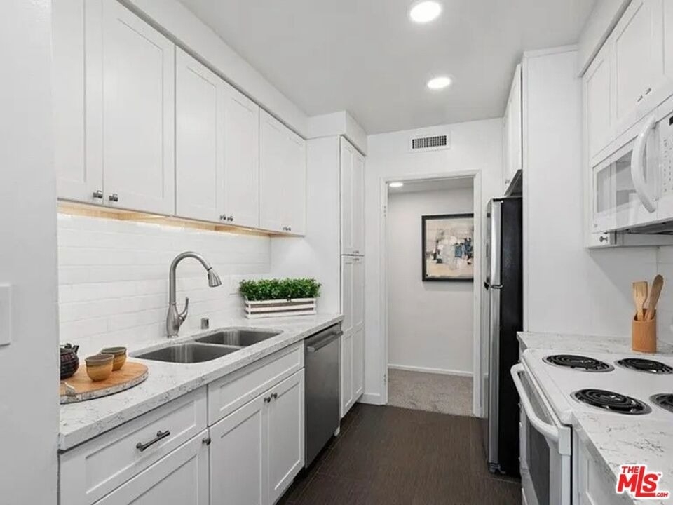 540 Kelton Avenue - Photo 6