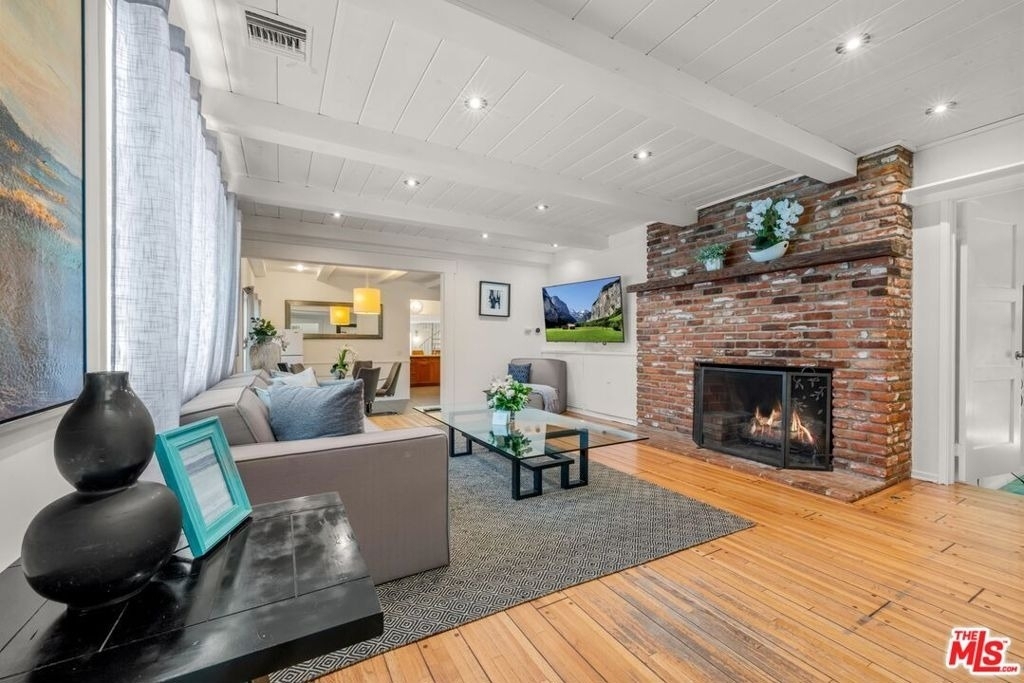 23057 Sylvan Street - Photo 4