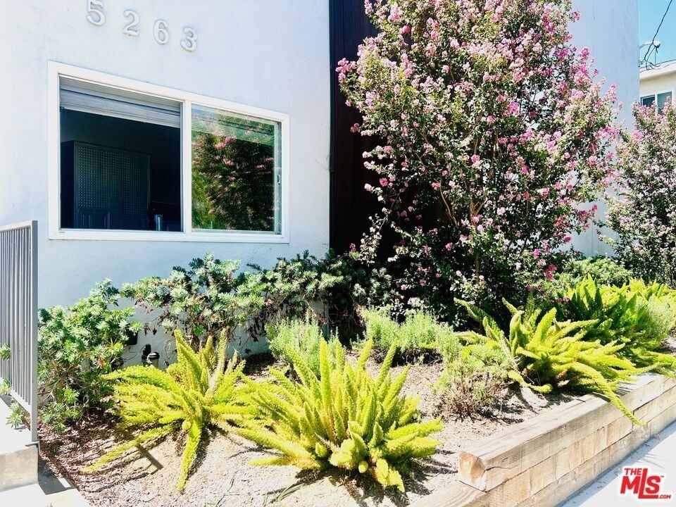 5263 Riverton Avenue - Photo 3
