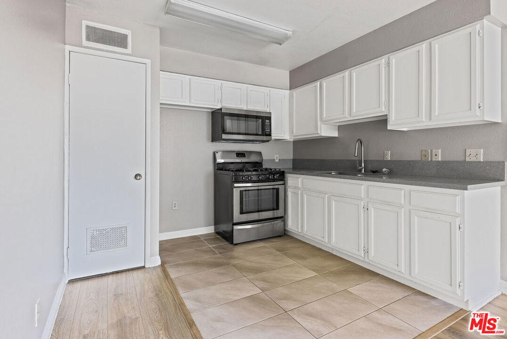 820 S St Andrews Place - Photo 8