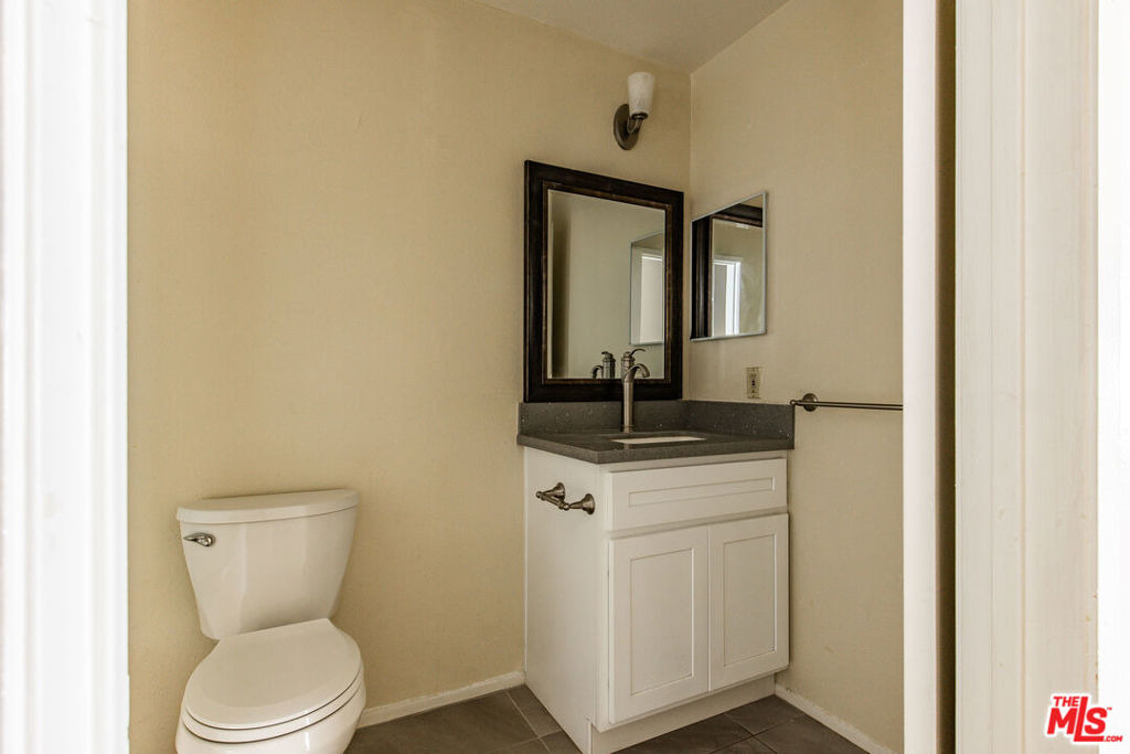 820 S St Andrews Place - Photo 2