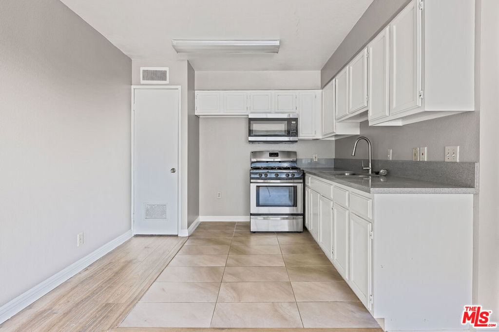 820 S St Andrews Place - Photo 0