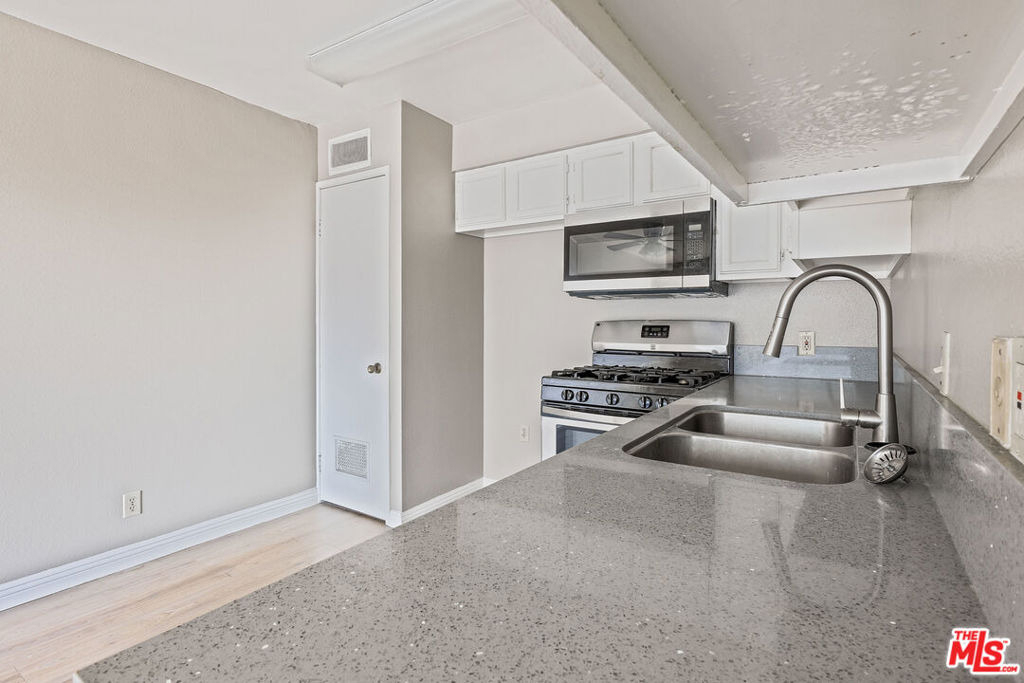 820 S St Andrews Place - Photo 9