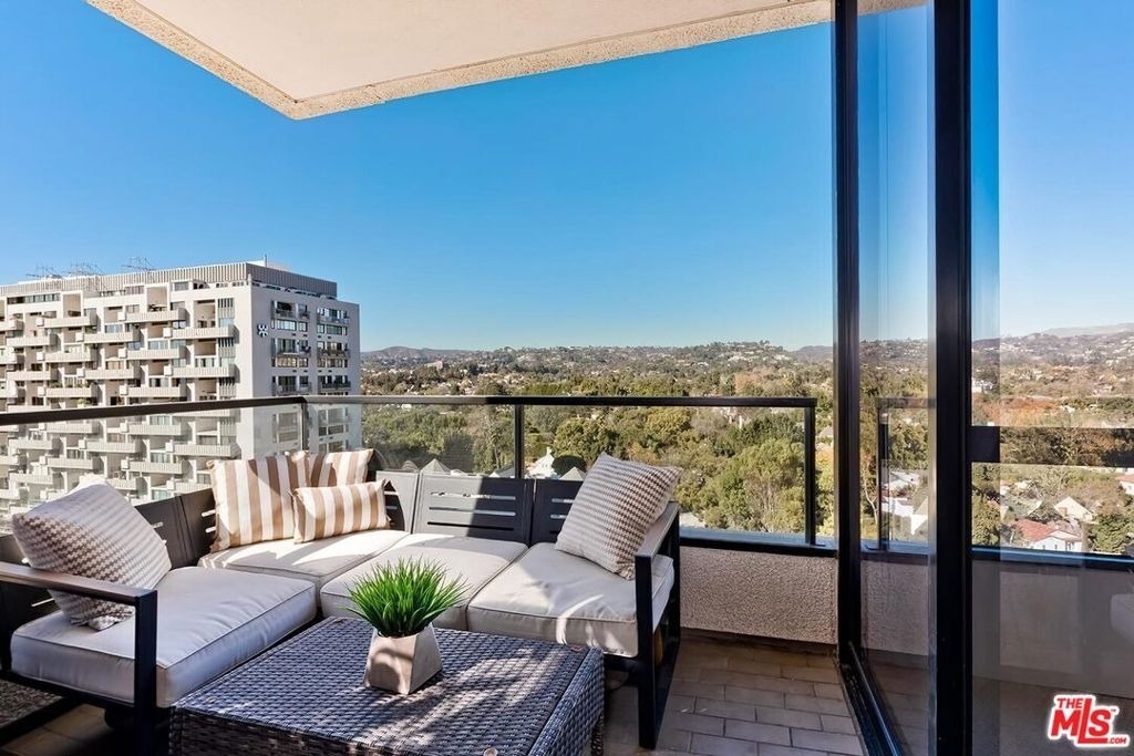 10350 Wilshire Boulevard - Photo 11