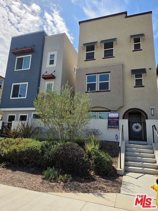 628 Grace Avenue - Photo 0