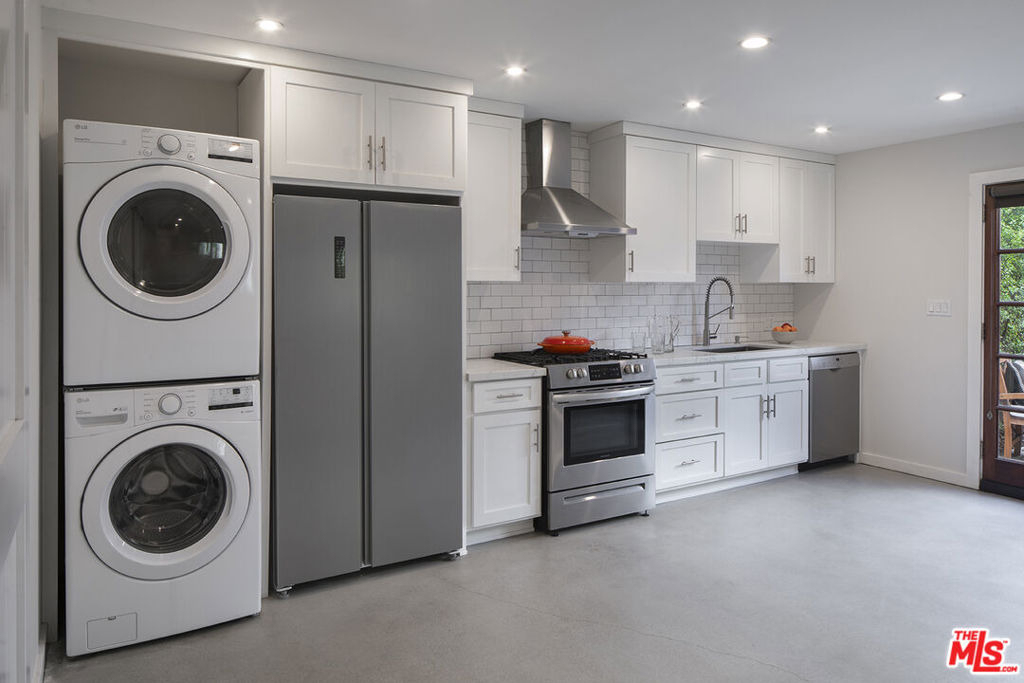 2528 Clyde Ave - Photo 1