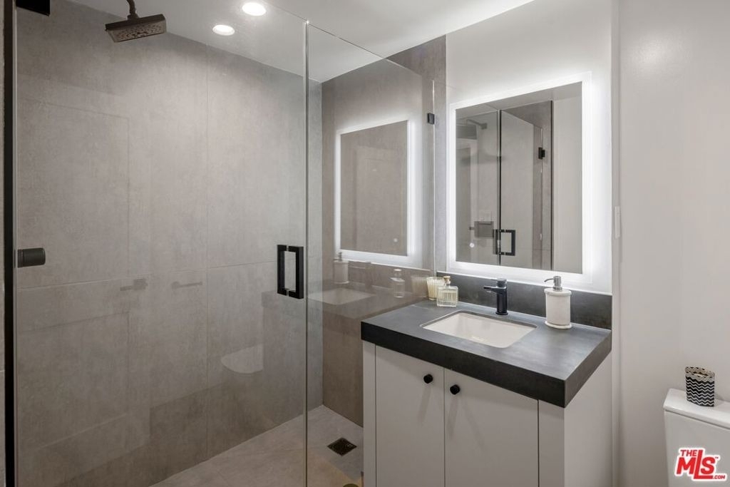 875 Comstock Avenue - Photo 10
