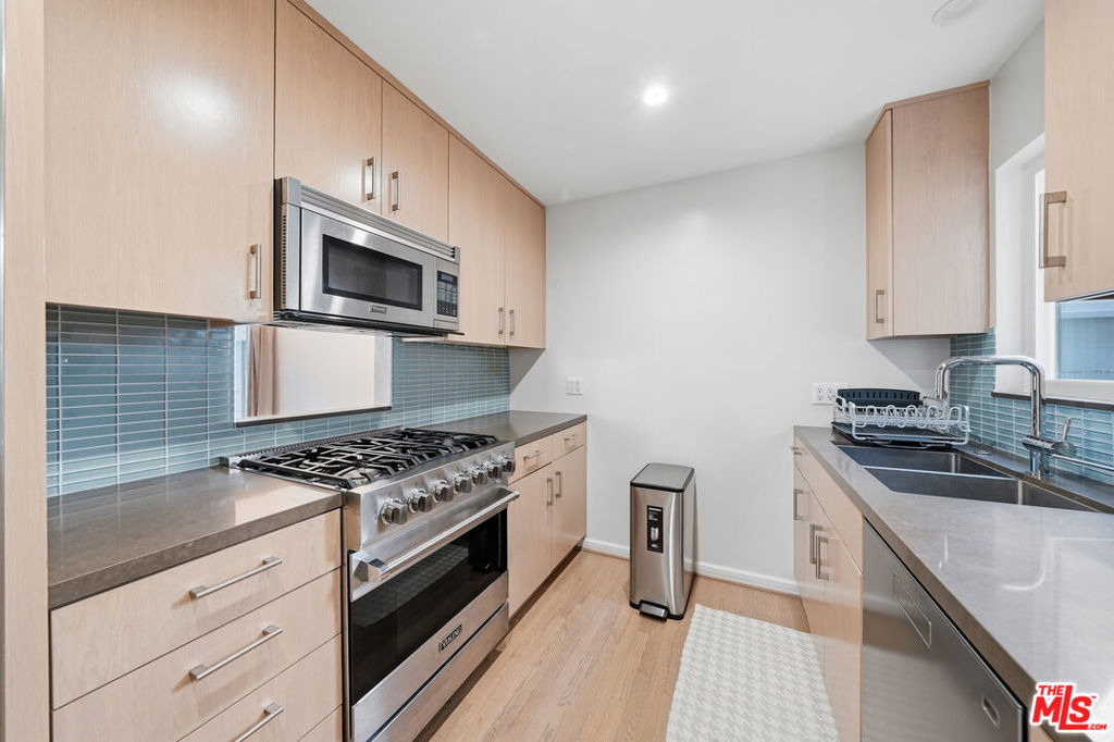 1342 Stanford Street - Photo 6