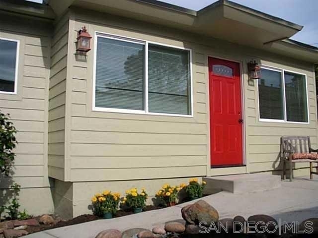 1455 Bluebird Ln - Photo 0