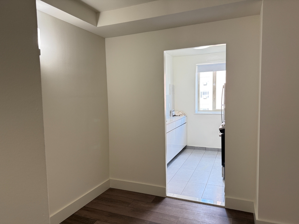 1st Avenue - Photo 5
