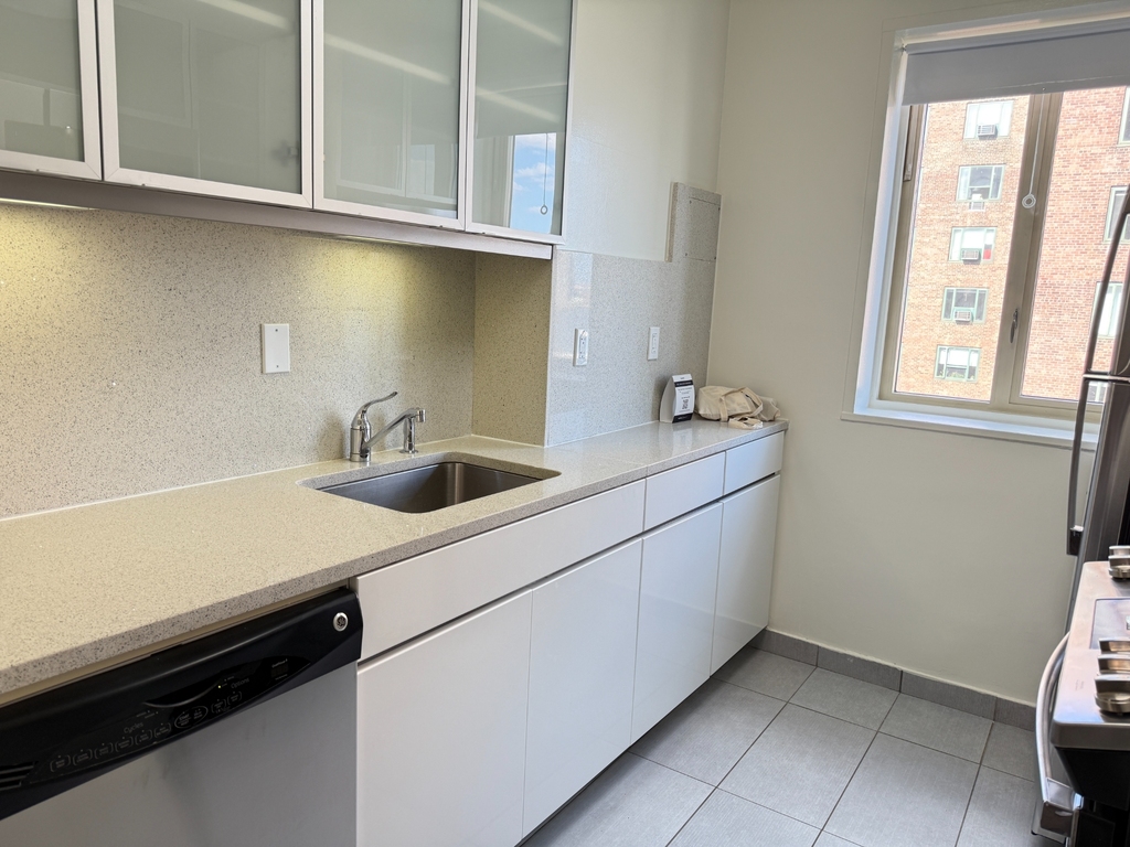 1st Avenue - Photo 8