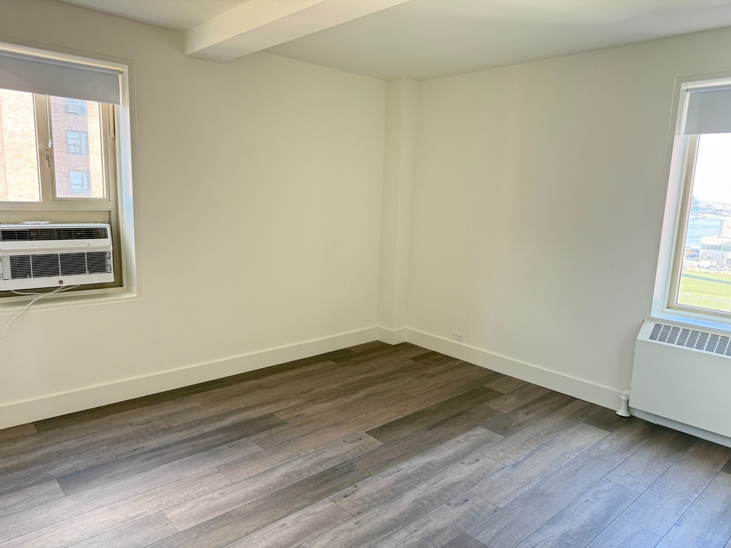 1st Avenue - Photo 1