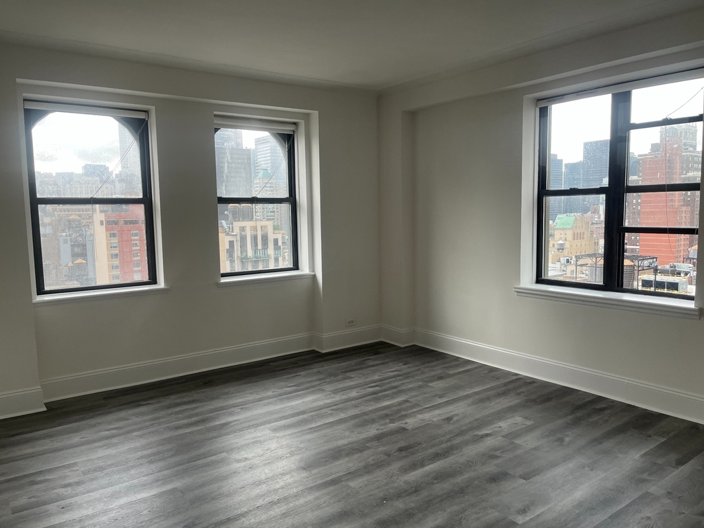 West 34th Street - Photo 1