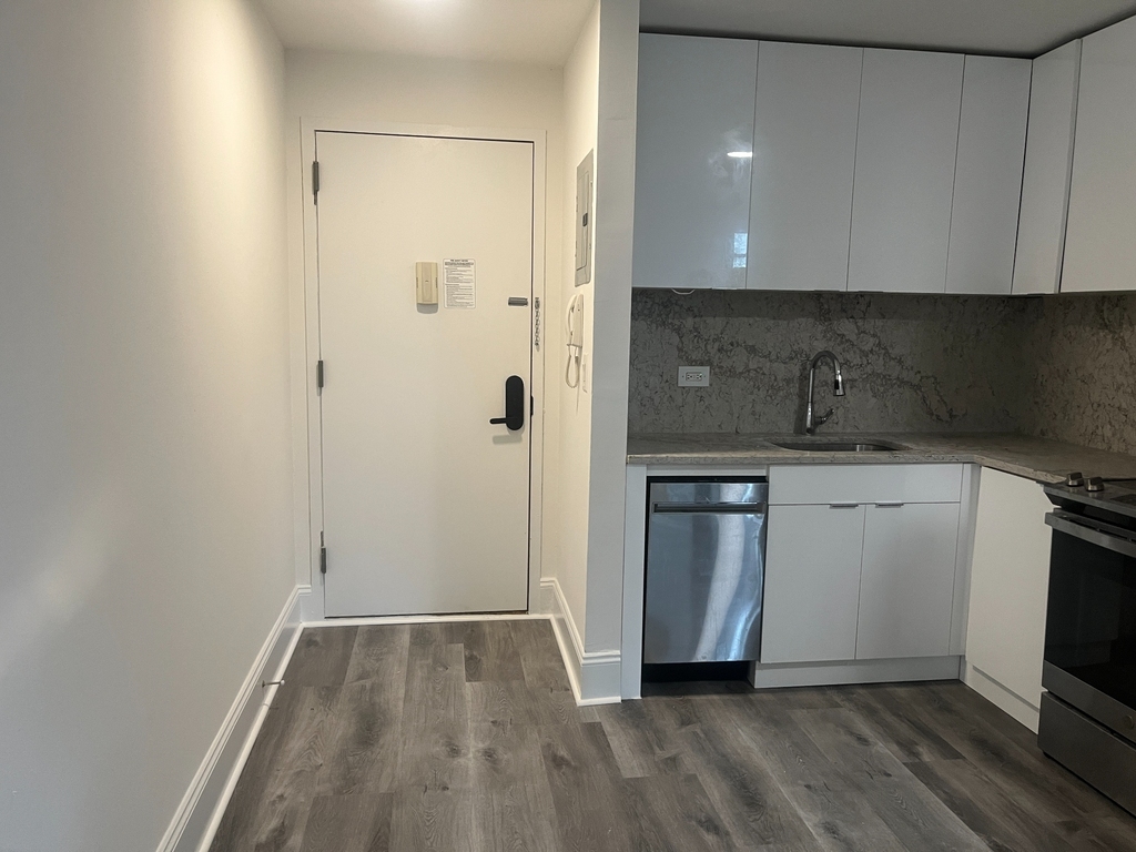 West 34th Street - Photo 5