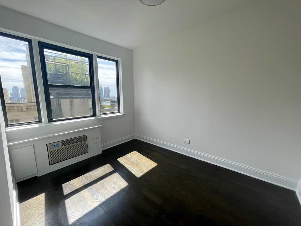 East 50th and 1st Ave - Photo 2