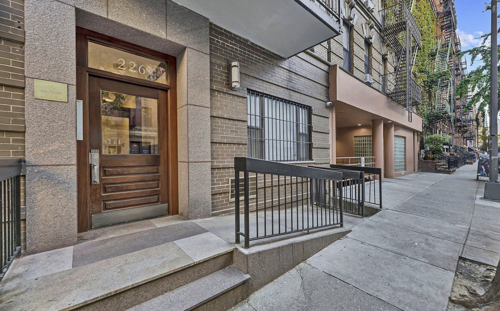 226 East 25th Street - Photo 6