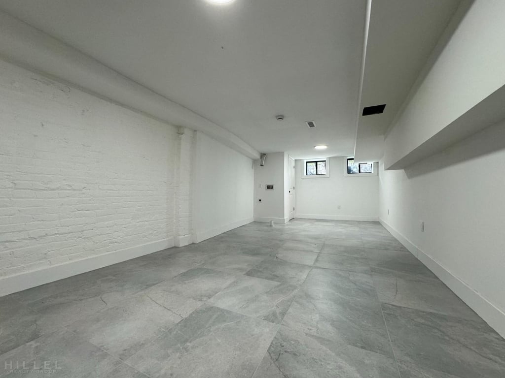 Seneca Ave - Photo 10