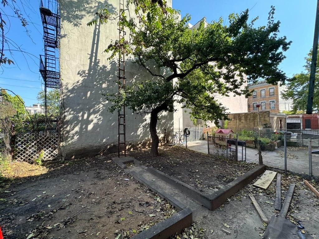 Seneca Ave - Photo 0