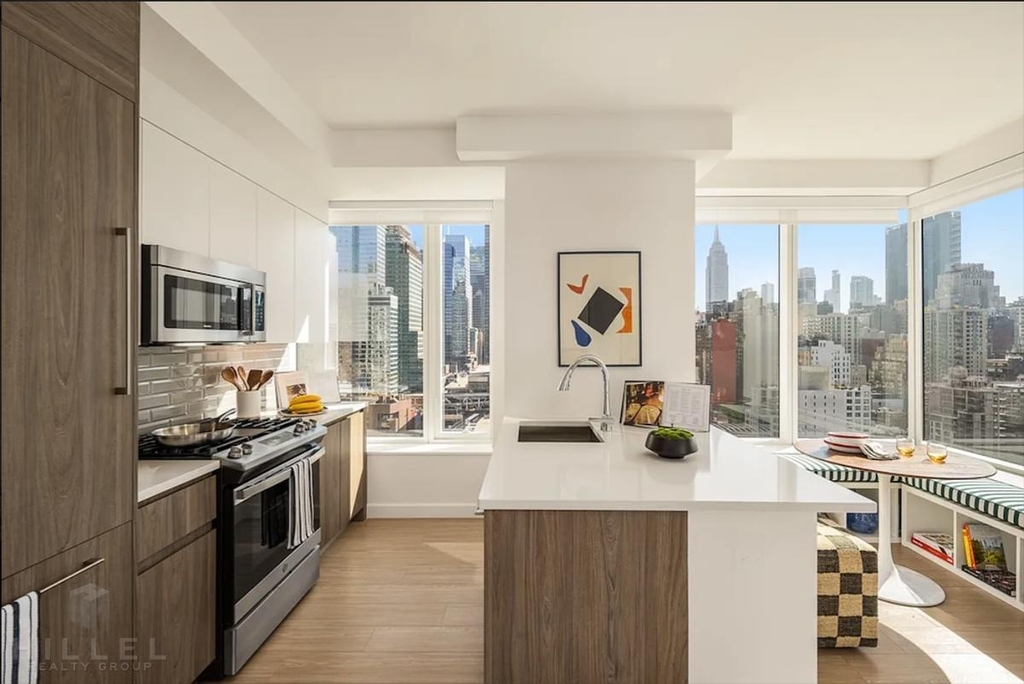10th Avenue - Photo 0