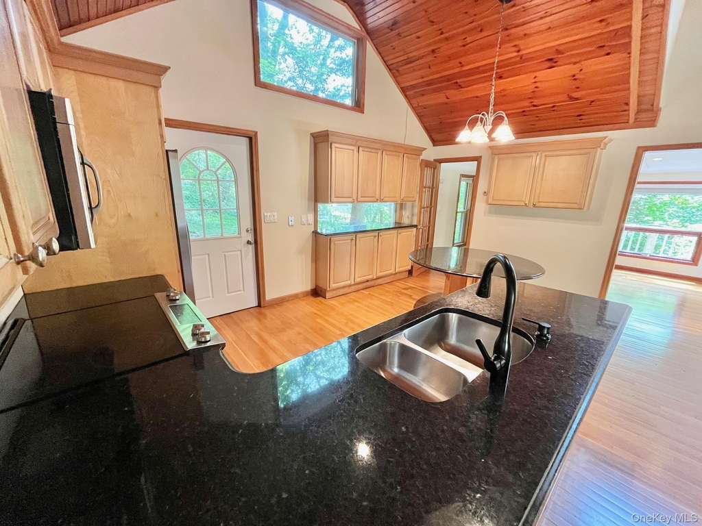 8 Anton Place - Photo 3