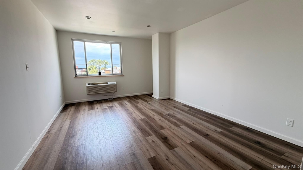 106-07 Northern Boulevard - Photo 2
