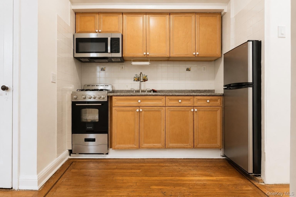 167-10 Crocheron Avenue - Photo 3