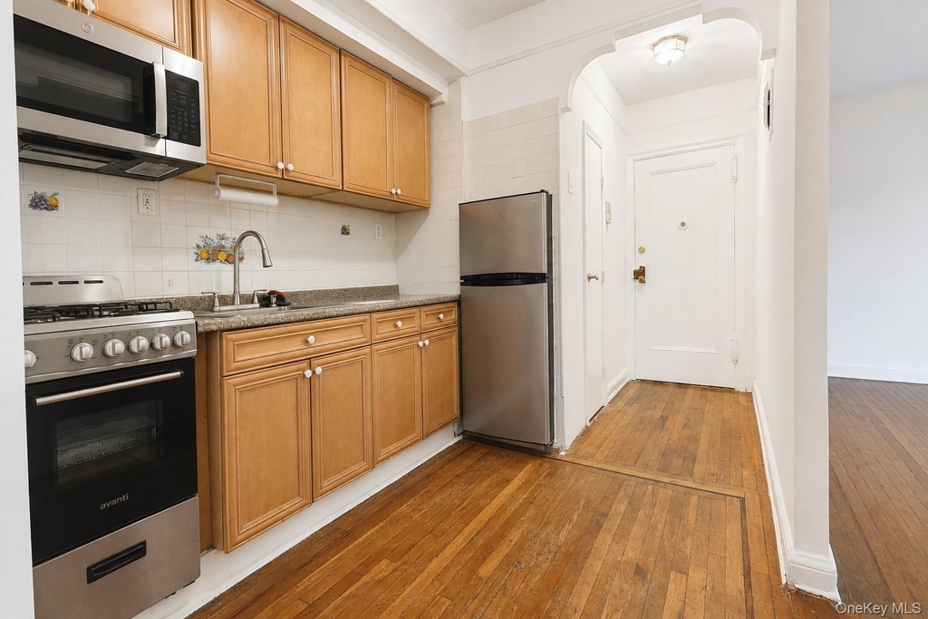 167-10 Crocheron Avenue - Photo 4
