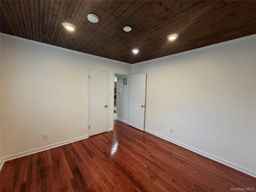 7231 Little Neck Parkway - Photo 8