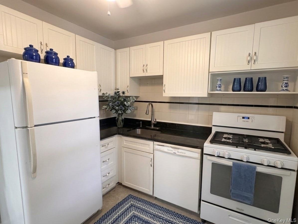 7231 Little Neck Parkway - Photo 2
