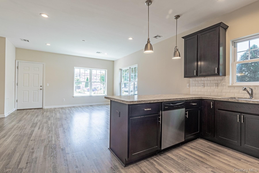 21 Robert Court Street - Photo 4