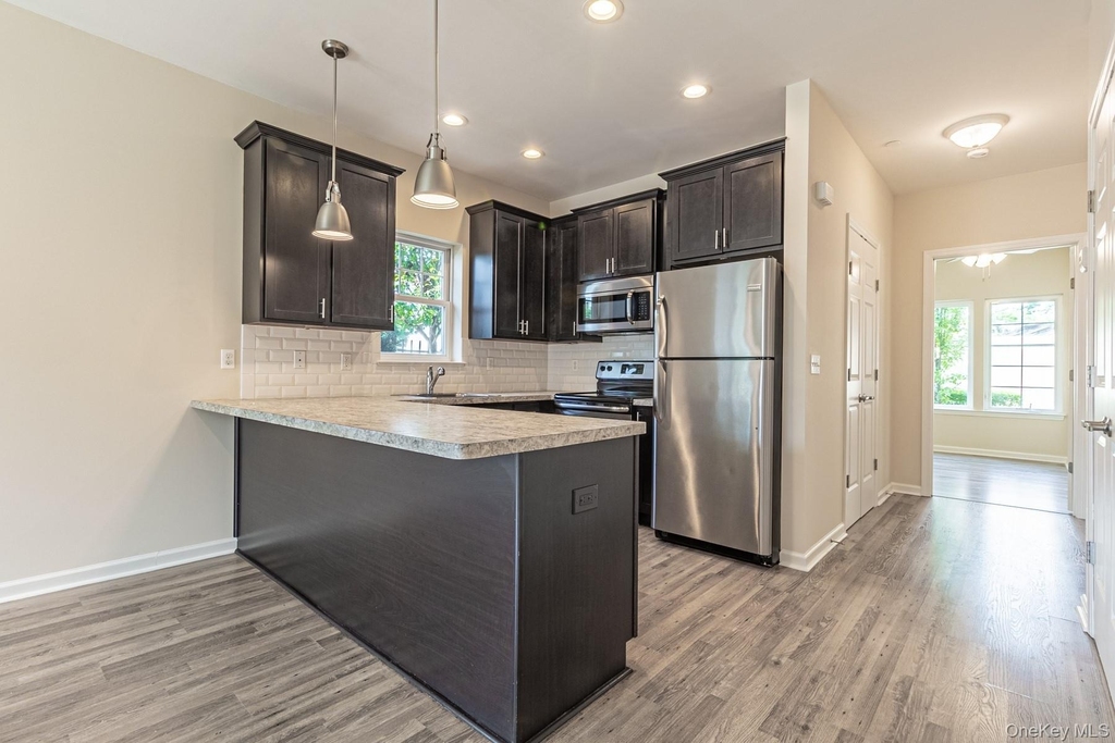 21 Robert Court Street - Photo 2