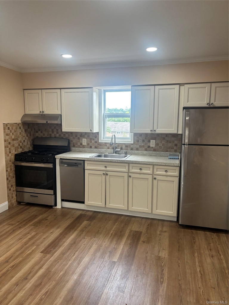 75 Carleton Avenue - Photo 2