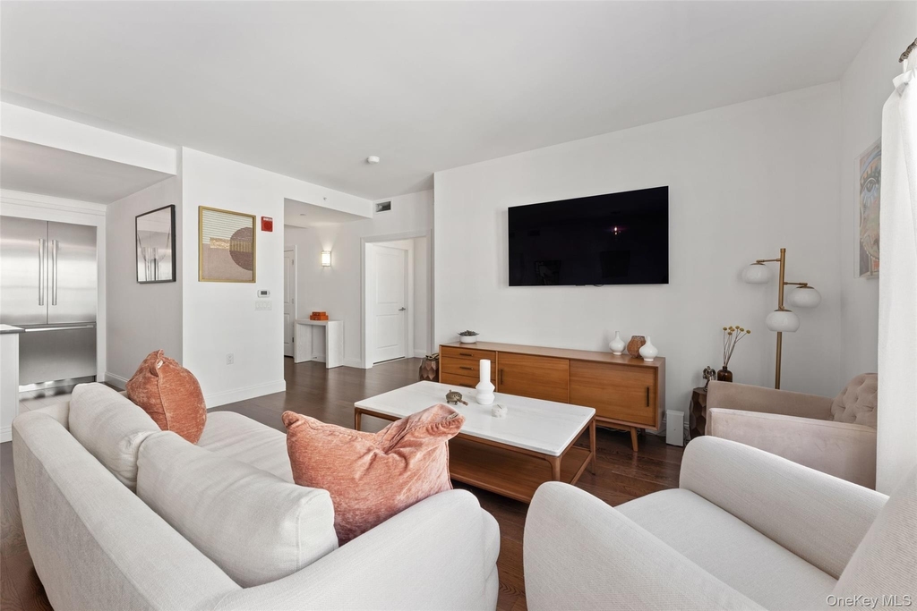 10 Byron Place - Photo 3