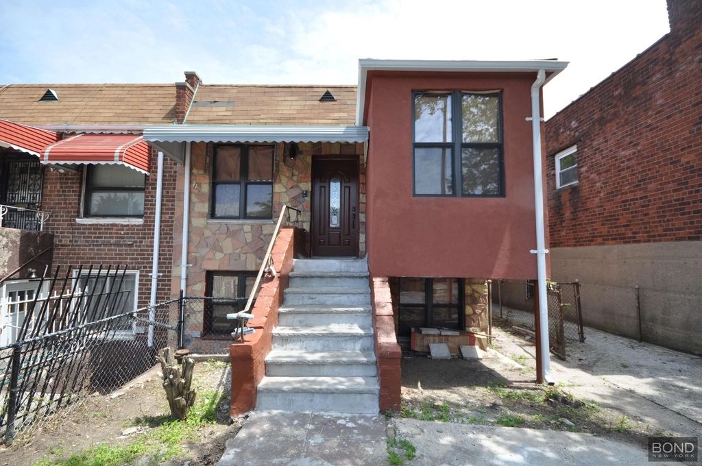 135 E 46th Street - Photo 8
