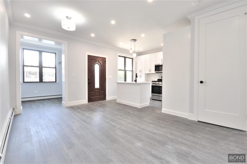 135 E 46th Street - Photo 0