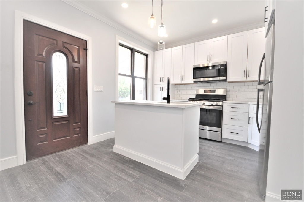 135 E 46th Street - Photo 1