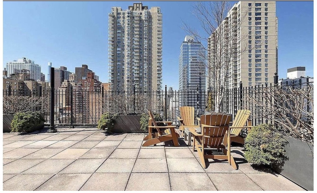340 E 74th Street - Photo 4
