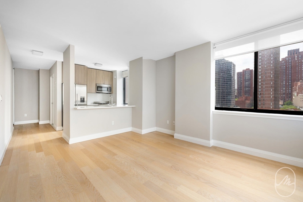 345 E 94th Street - Photo 2