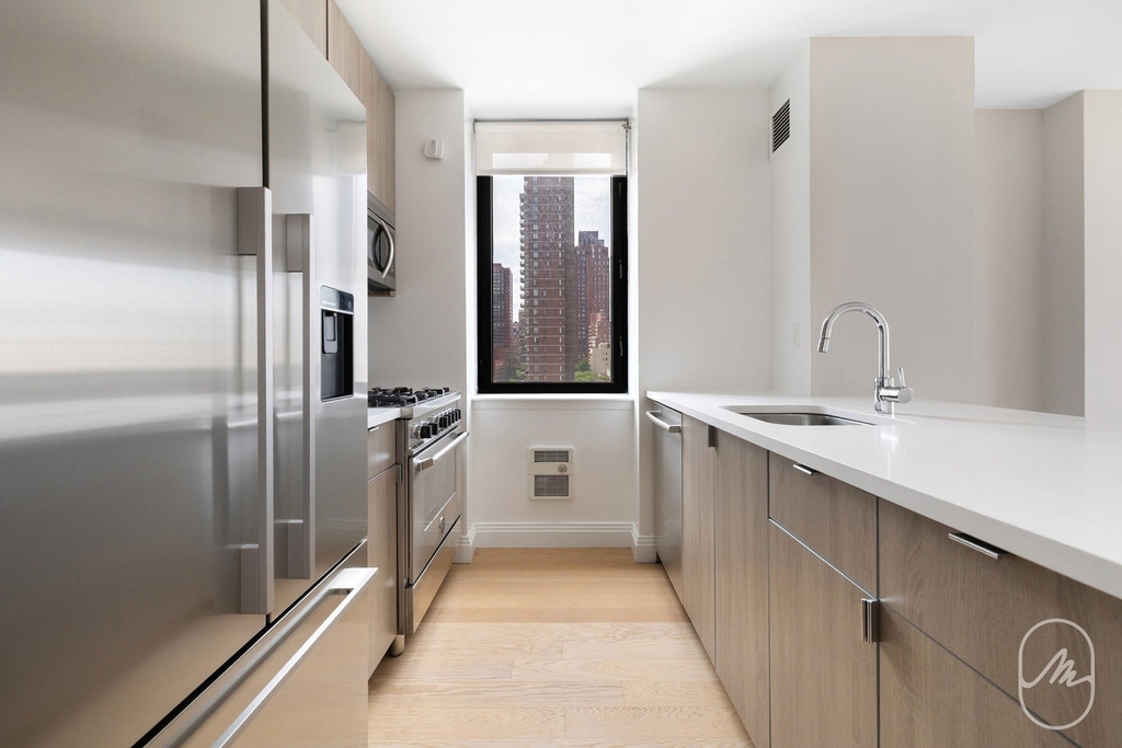 345 E 94th Street - Photo 6